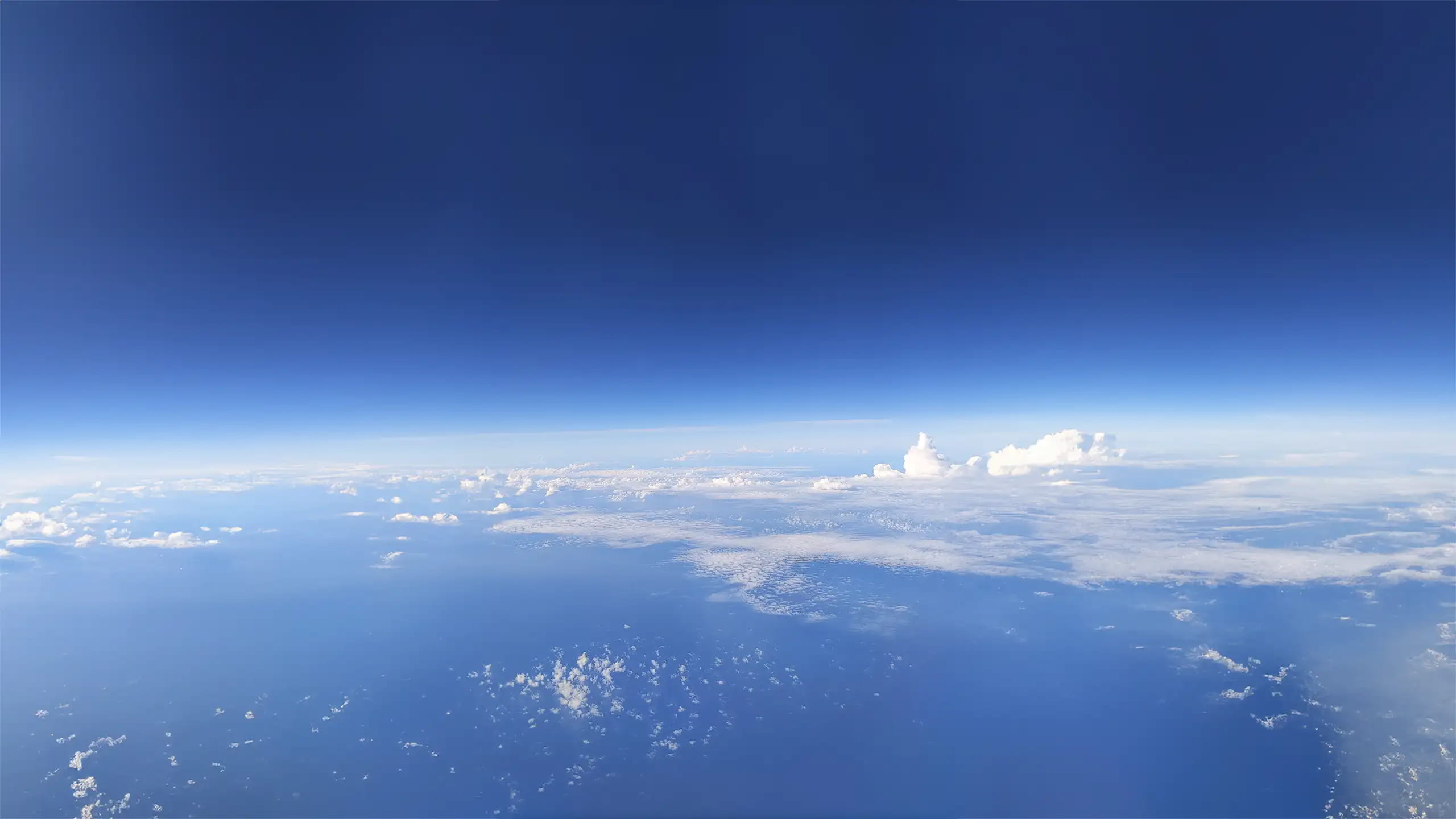 Blick auf Wolken mit blauem Himmel